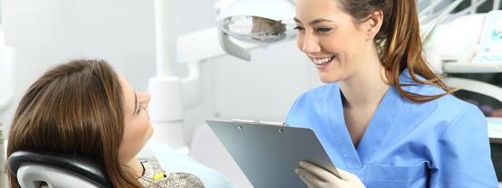 Clínica dental Alcadent paciente en revisión dental