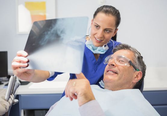Clínica dental Alcadent paciente revisando radiografía