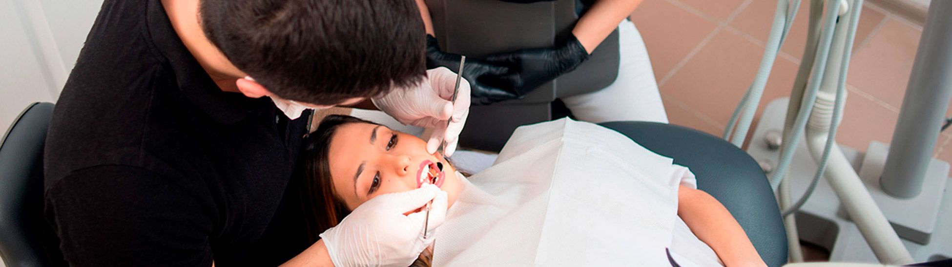 dentista atendiendo a una paciente