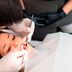 dentista atendiendo a una paciente
